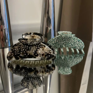 Hårklämmor i leopard och prickigt mönster - Två snygga hårklämmor i bra skick, båda för 200, 100 styck