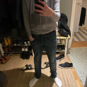 Grå hoodie i bra skick - Säljer en grå hoodie i bra skick. Den är perfekt för vardagsbruk och har en normal passform. Hoodien är gjort av lent bollum skulle jag gissa på men osäker 
