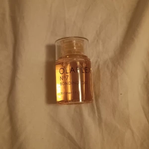 Olaplex No.7 Bonding Oil - Säljer en flaska Olaplex No.7 Bonding Oil. Den är perfekt för att stärka och skydda håret samtidigt som den ger en fin glans. Flaskan innehåller 30 ml av denna magiska olja som är känd för att reparera och återfukta håret. Perfekt för alla hårtyper! Helt oanvänd och ej öppnad, säljs utan förpackning.