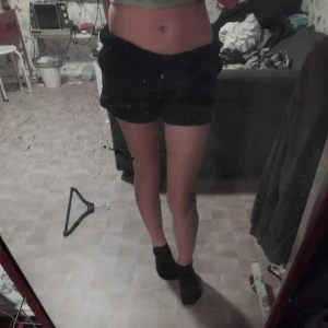 Svarta shorts - Säljer ett par svarta shorts i bra skick. De är loose fit och passar perfekt för sommaren. Shortsen har en bekväm passform och är idealiska för både vardag och avslappnade tillfällen.