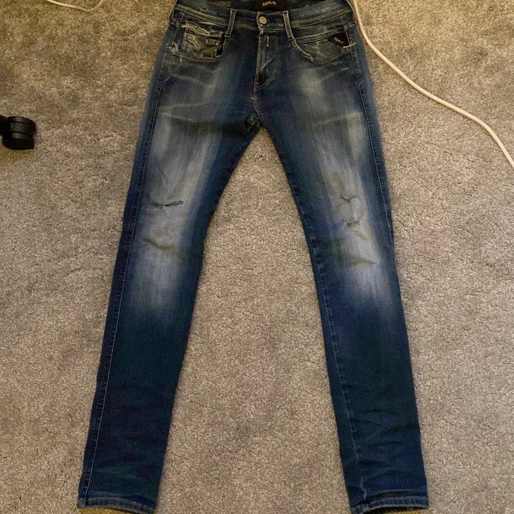 Säljer ett par snygga blå jeans från Replay är lite slitna där bak men håller ett bra tag till. Har coola slitningar hör av dig om det är något du undrar . Jeans & Byxor.