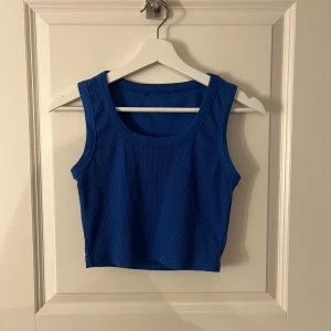 Blå topp - En blå topp i storlek S💞