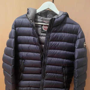 Colmar dunjacka - Säljer en snygg dunjacka från Colmar i mycket bra skick. Perfekt för både höst och vinter! Pris ej hugget i sten.