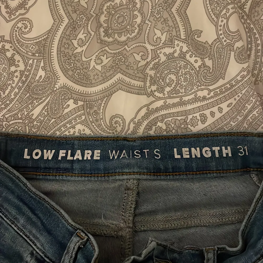 Säljer ett par snygga blå low flare jeans i storlek S. De har en klassisk femficksdesign och passar mig som är 158 perfekt. Jeansen har en låg midja och en bekväm passform😊. Jeans & Byxor.