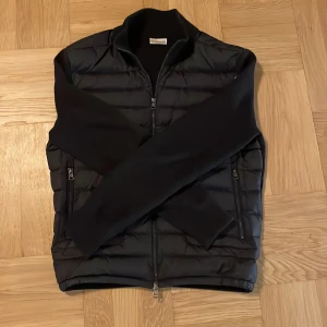 Moncler cardigan - Säljer nu denna snygga jacka från moncler, har använt den ett par gånger men är i jätte fint skick, NFC tagg och qr kod funkar! bara att höra av er vid frågor! pris kan även diskuteras!