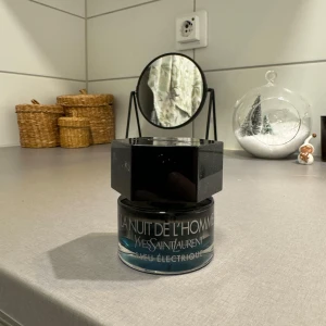 La Nuit de L'Homme Eau Électrique - Säljer en flaska La Nuit de L'Homme Eau Électrique från Yves Saint Laurent. Flaskan har en stilren design med en svart, sexkantig kork och en blåtonad glasflaska. Perfekt för kvällar när du vill känna dig extra speciell. Doften är både fräsch och maskulin, idealisk för höst och vinter. Ca 15ml kvar.