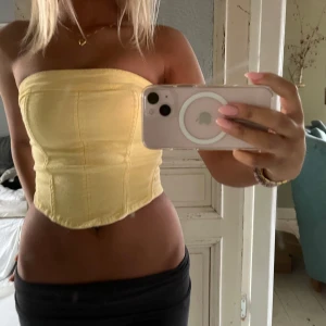 Gul tubtopp - Säljer denna super snygga topp från stradivarius! Passar både s och xs