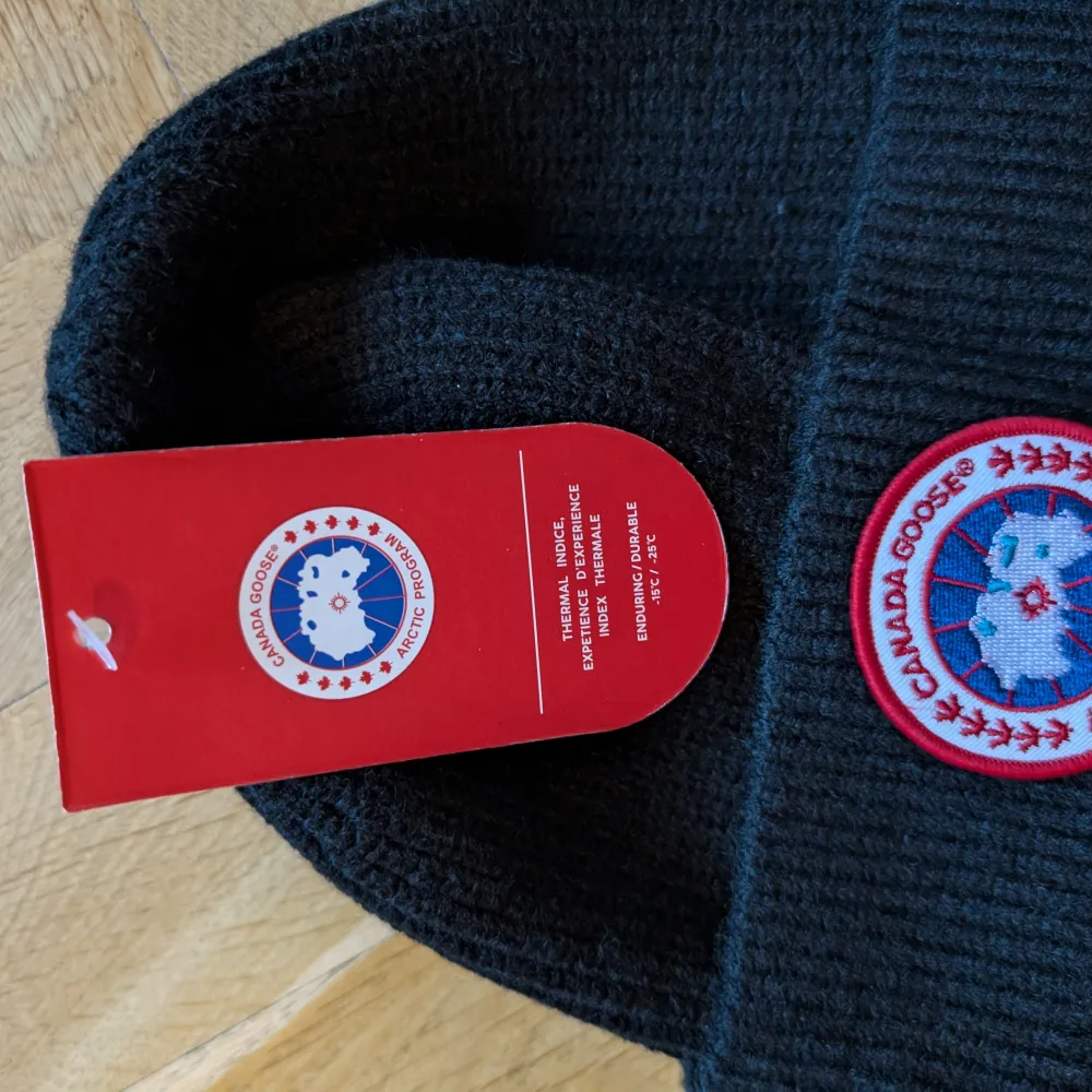 En varm och mysig Canada goose mössa i nyskick storlek S eller M. Säljs billigare pga inget kvitto! . Accessoarer.