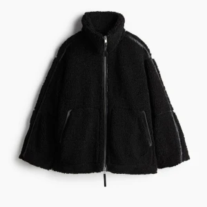 teddyjacka hm - Säljer denna slutsålda svart teddyjackan från hm, den är ny med prislapp kvar och enbart testad✨