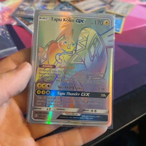 Tapu Koko GX Pokémonkort - Säljer ett Tapu Koko GX Pokémonkort i mint condition. Kortet har en holografisk yta som verkligen poppar och är perfekt för samlare. . Kortet är skyddat i en plastficka för att bevara dess skick. Perfekt för alla Pokémon-fans! ⚡️ Ny pris 200-300 säljer till mycket bra pris