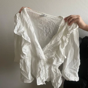 Vit topp - Jätte fin vit blus från Only, den är i storlek M och knappt andvänd🫶🏻 Den kan andvändas till fest aktiviteter eller bara i skolan🫶🏻pris kan diskuteras!