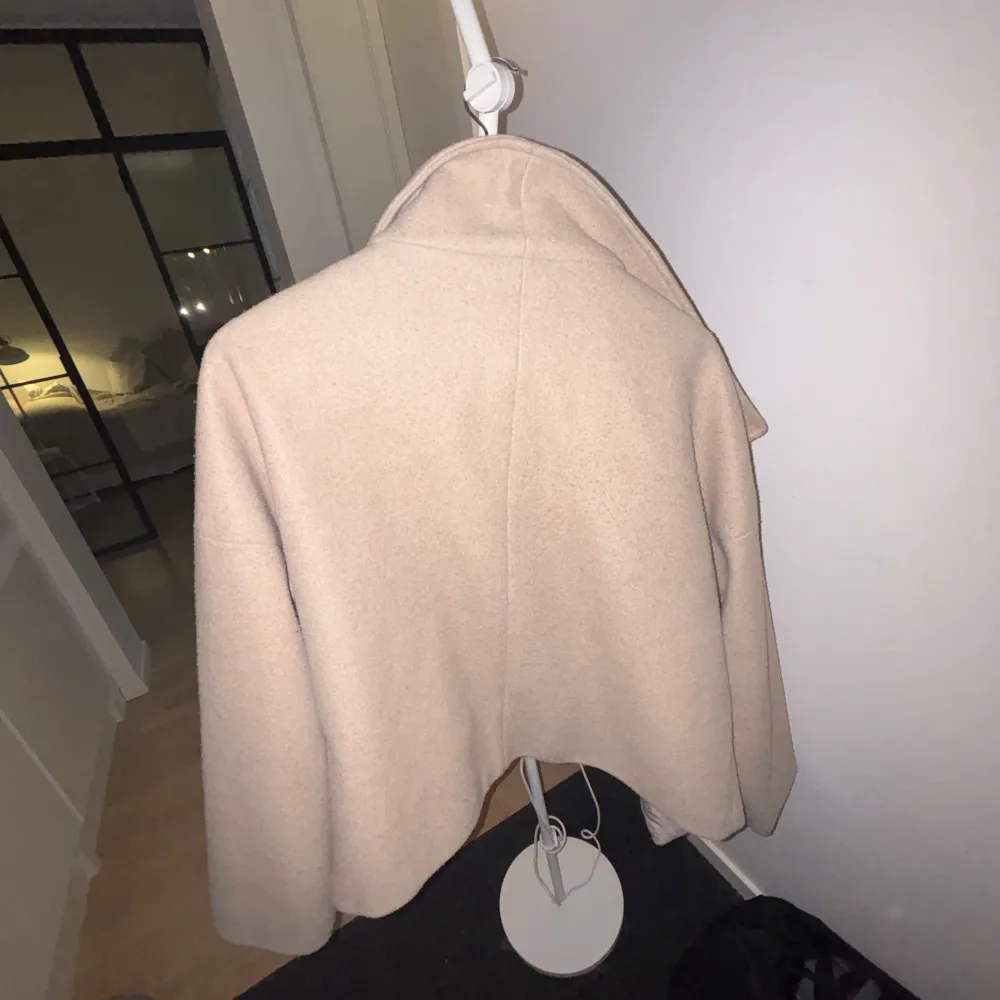 Säljer en superfin beige kappa från NA-KD i mycket bra skick. Den har en stilren design med knappar framtill och hög krage. Perfekt för höst och vår, och den är gjord i ett mjukt material som känns lyxigt. Passar både till vardags och fest! Nypris 600kr. Jackor.