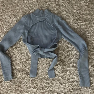 Ribbad topp - Ribbad topp från Zara. Öppen rygg med knytning längst nere.