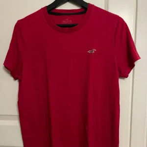 Röd hollister T-Shirt stl M - röd T-shirt från Hollister. Tröjan är aldrig använd och bär storlek M. Tröjan är helt ny i skick