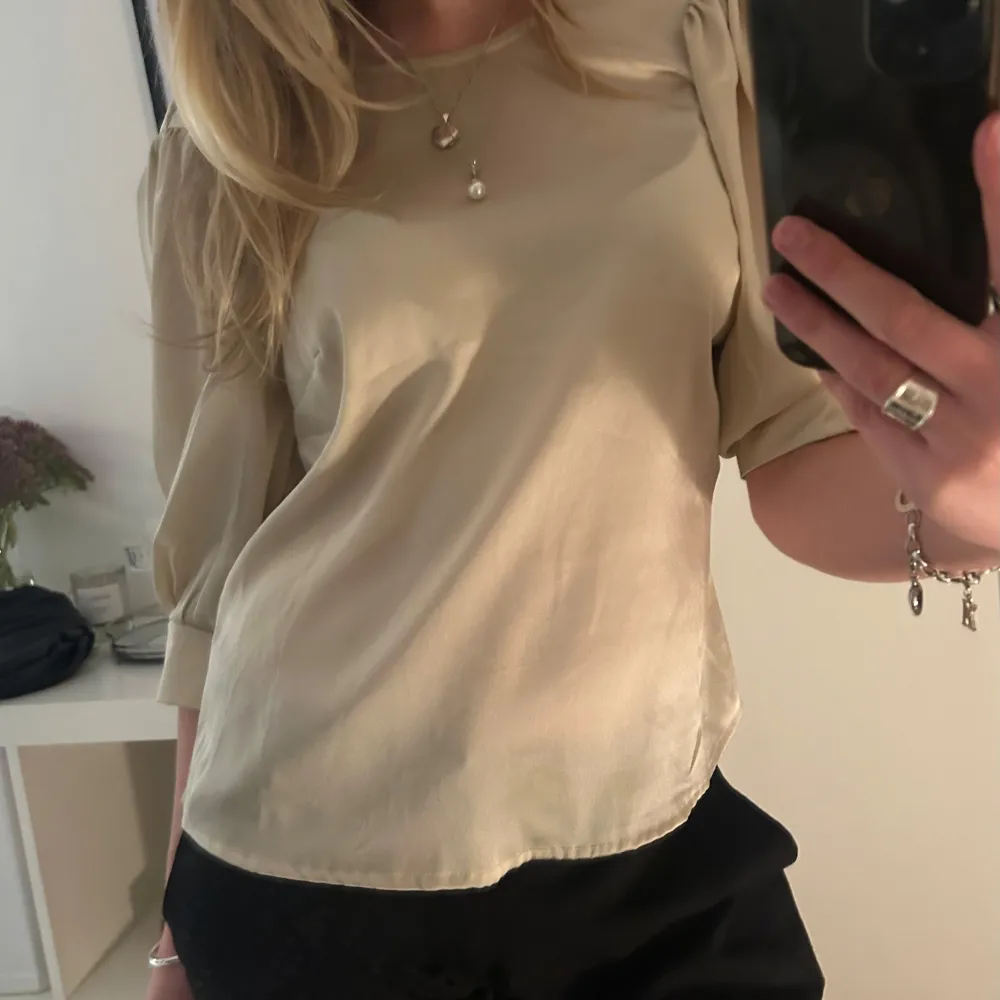 Säljer en stilren jättsnygg topp med trekvartsärm. Perfekt för både vardag och fest. Blusen har en mjuk och skön passform som ger en elegant look. Passar bra till både jeans och kjol. Använd 1 gång 💗. Toppar.