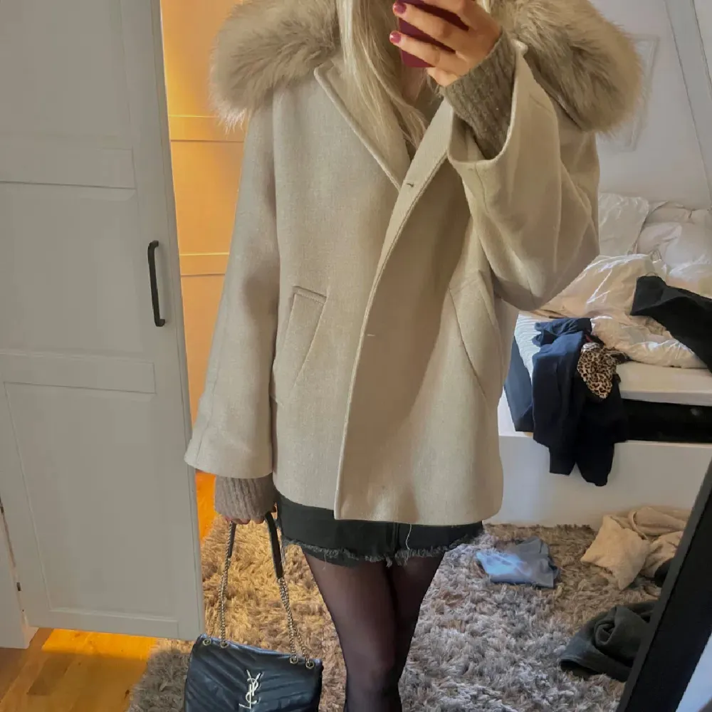 Säljer en superfin beige kappa med en lyxig pälskrage. Perfekt för höst och vinter!💕Inga defekter alls!. Jackor.