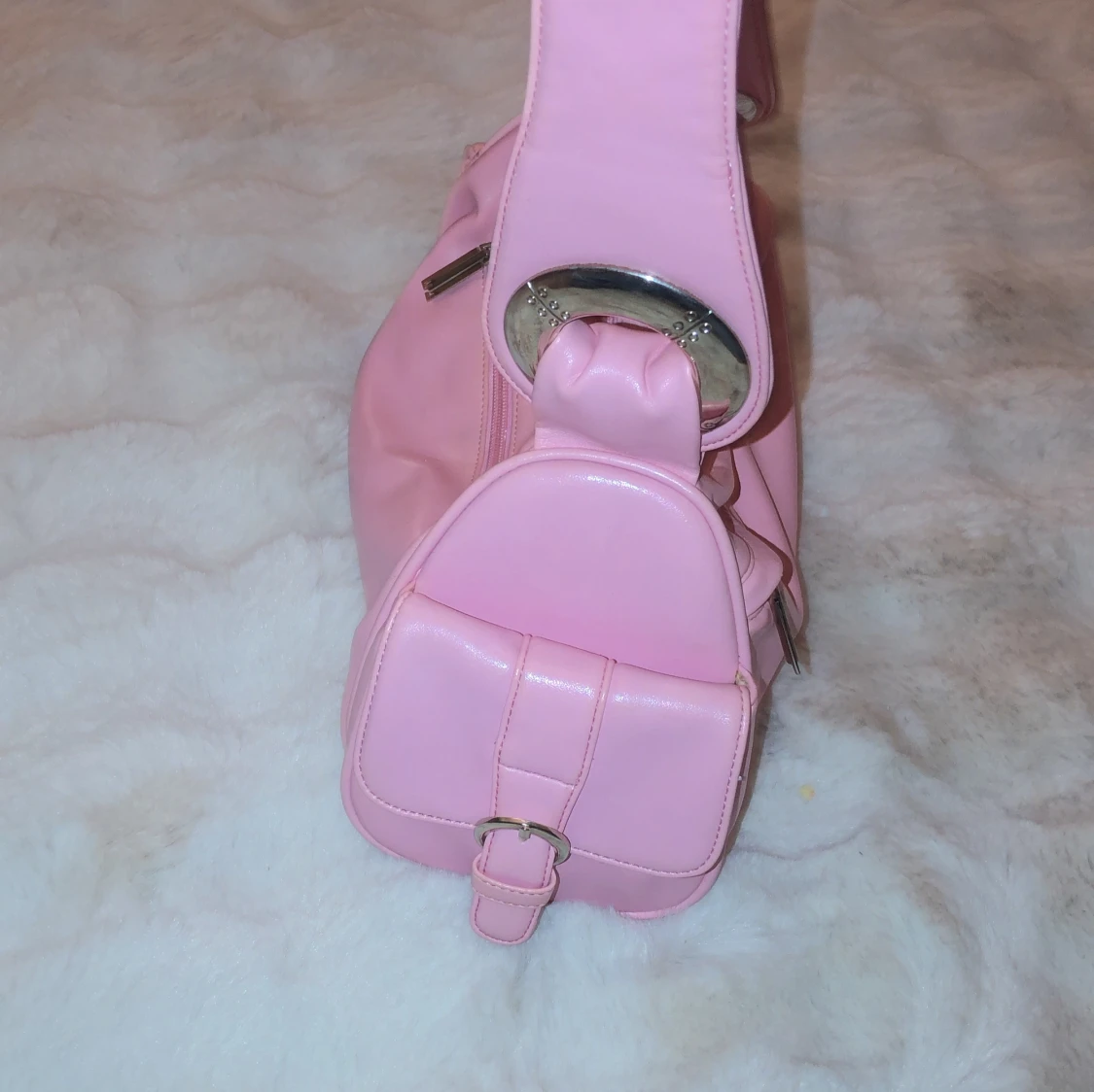 Rosa axelväska med silverdetaljer - 91