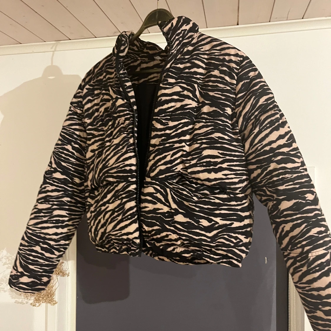 Zebramönstrad pufferjacka - 90
