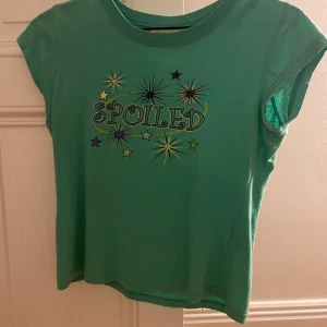 Grön baby t med tryck - skitsnygg grön baby t i strl S. (sista bilden är lånad)
