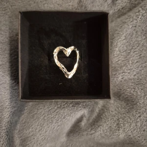 Hjärta ring silver  - GRATIS GÅVA MED VARGE ORDER!! Supertrendig stockholmsstil tjejer, ring silver. Vinter ring silver smycke. Gjord av stål, jag svarar och skickar alltid snabbt!