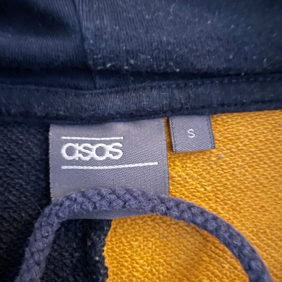 Svart och gul hoodie från CISOS - 92