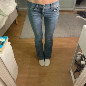 Blå jeans med bootcut - Säljer ett par snygga blå jeans med bootcut. De är lågmidjade och är i väldigt bra skick.