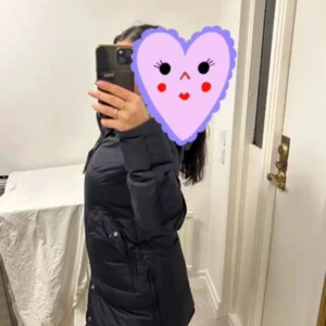 Marinblå vinterjacka från Parajumpers - Säljer en marinblå vinterjacka från Parajumpers i mycket bra skick. Jackan är perfekt för kalla dagar med sin varma och skyddande design. Den har en slim fit passform och är utrustad med praktiska detaljer som dragkedja och knappar. Perfekt för vinterns äventyr! ❄️ Pris kan diskuteras vid snabb affär (: 