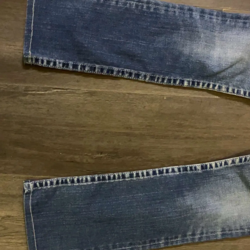 de är runt storlek w25-w26, passar folk på den kortare sidan😊de är bara använda en gång och är väldigt låhmidjade och bootcut, pris kan diskuteras . Jeans & Byxor.