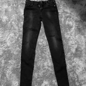 Replay jeans W28 L30 - Säljer ett par svarta replay jeans jeans i mycket bra skick. De har en tight passform och är perfekta för både vardag och fest. Klassisk femficksdesign med dragkedja och knapp framtill. Passar mellan 160-172