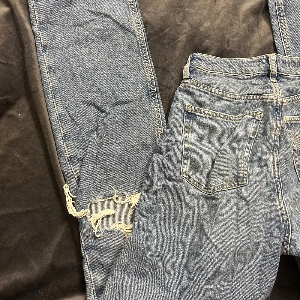 Raka jeans från h&m i bra skick. 2 hål vid knäna och höga i midjan. Använd 1-2 gånger. Jeans & Byxor.