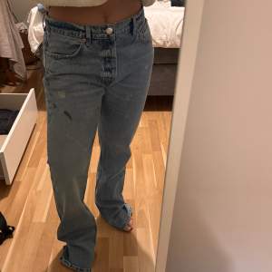 Zara jeans med färg på. Oversized! Storlek 42 men passar 38-42. Aldrig använda