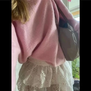 Rosa stickad tröja  - Superfin rosa stickad tröja från New Look i storlek XS. Perfekt för kyliga dagar med sin mjuka och mysiga känsla. Tröjan har en klassisk rund hals och långa ärmar. Passar perfekt till både vardag och fest! 💖