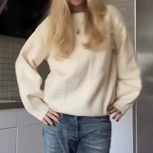 Vit stickad tröja🤍🧡🧡 - Såå fin och mysig tröja som är perfekt till hösten🧡🧡🧡lite nopprig men inget som förstör! Är inte säker att jag vill sälja så kom med bud