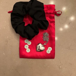 SafeSip Kit - SafeSip Kitet innehåller en medaljong i valfri färg (guld eller silver) med två drogtester i, en scrunchie med drinkskydd i valfri färg (svart, blå eller rosa) och ytterligare fyra drogtester. Perfekt för att tillföra en lyxig och stilren touch till sin outfit och värna om sin säkerhet. Perfekt som present eller för dig själv för att hålla sig säker ute❤️