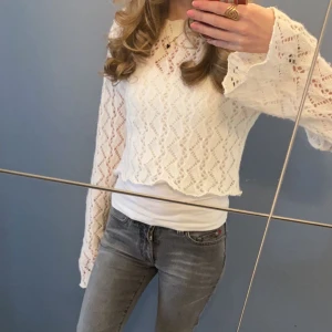 Vit spetsmönstrad tröja!! - Säljer en superfin vit tröja från Monki i spetsmönster!!🤩 Använd endast en gång 💓