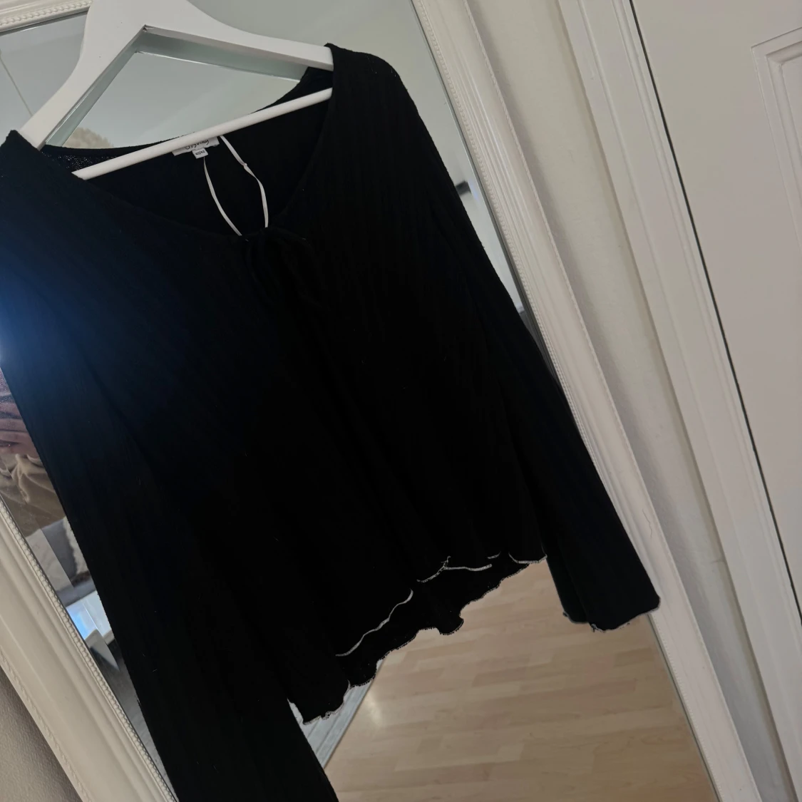 Svart ribbad tröja med knyt - 91