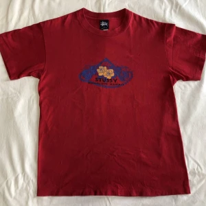 Vintage stussy tshirt - Säljer en röd vintage stussy t-shirt med hawaii logga. Size M.   