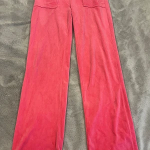 Juicy Couture byxa rosa - Rosa Juicy Couture byxa i storlek S. I mycket bra skick, lite smutsiga på benet men det går bort i tvätten, normal i storleken💕