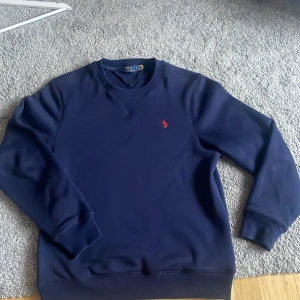 Mörkblå tröja från Polo Ralph Lauren - Säljer en snygg mörkblå tröja från Polo Ralph Lauren|                   Använd cirka 5 ggr så skicket är 10/10✅| köpt på NK för 2100kr                                                   