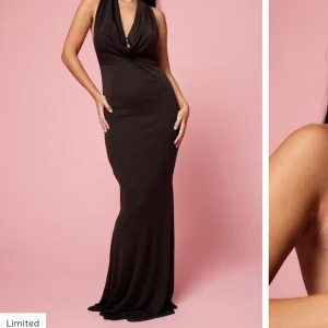 SÖKER SOFIA MAXIKLÄNNING FRON BIKBOK - Söker denna klänningen från bikbok i storlek S-M, jättetacksam ifall någon skulle vilja sälja den till mig🥰