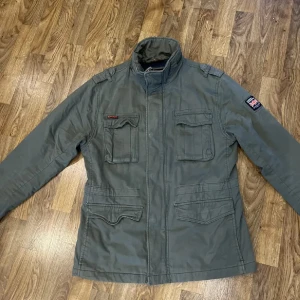 Grön jacka från Superdry - Säljer jackan då jag inte längre använder den. Jackan har sällan anväds och är i väldigt bra skick. 