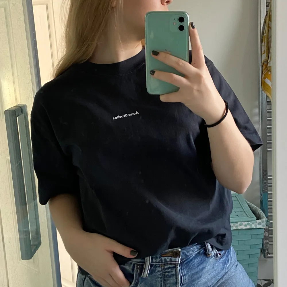 Säljer en stilren svart t-shirt från Acne Studios i mycket bra skick, endast använd fåtal gånger. Rak, något oversized i passformen. Bra ”hårt” material som gör att den ger en lyxig look! Nypris 2300 kr. Pris kan diskuteras, vill ha en snabb affär!. T-shirts.