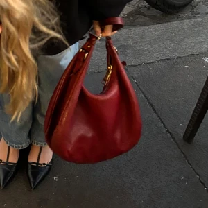 Röd axelväska - Min älskade Prada väska i skinn med gulddetaljer, den är vintage och välanvänd men otroligt fin färg och perfekt storlek❤️