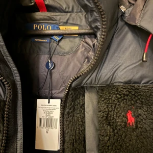 Svart teddyjacka Polo Ralph Lauren Kvitto finns Nypris . 6000:- - Säljer en supermysig svart teddyjacka från Polo Ralph Lauren i storlek M. Jackan har en pufferstil med dragkedja och en liten röd broderad logga på bröstet. Perfekt för kalla höst- och vinterdagar. Den är i nytt skick och redo att hålla dig varm och stilren! 🖤