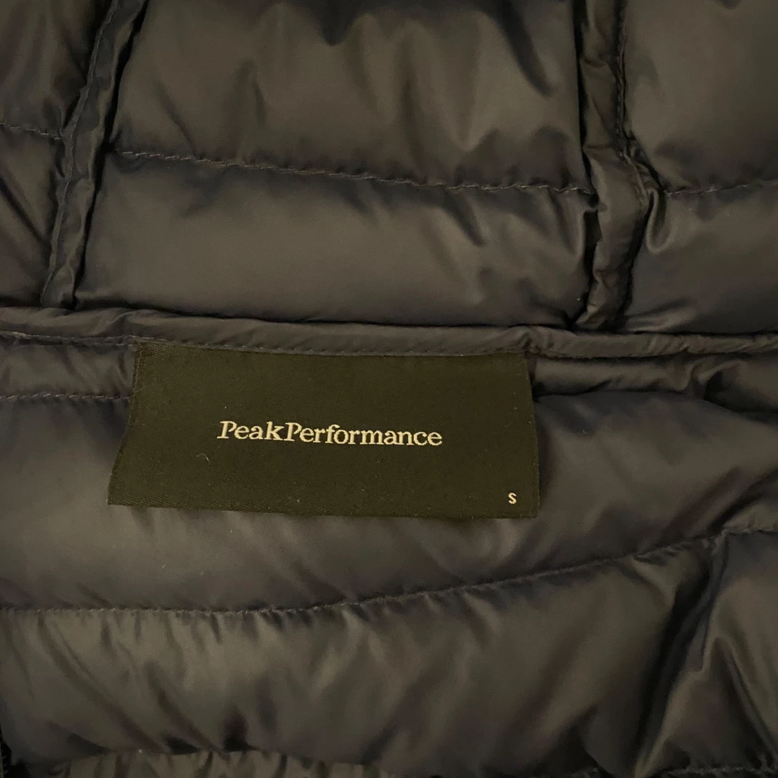 Mörkblå dunjacka från Peak Performance - 92