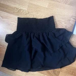 Volangkjol  - Köpt från zalando, säljer inte riktigt min stil längre knappt använd 