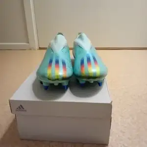 Säljer ett par Adidas X Speedportal.1 SG fotbollsskor. Dom har använts 3 gånger då man kan se att färgen har försvunnit lite där fram. Priset kan diskuteras. 4 extra dubbar och låda och dubbnyckel ingår. Påse ingår inte. 