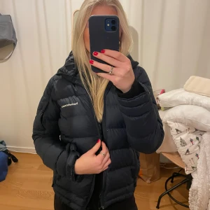 Mörkblå dunjacka från Peak Performance - Säljer en mörkblå peak performance jacka som är i väldigt bra skick, är perfekt som en vardaglig vinterjacka men kan också användas som skidjacka då den är väldigt varm