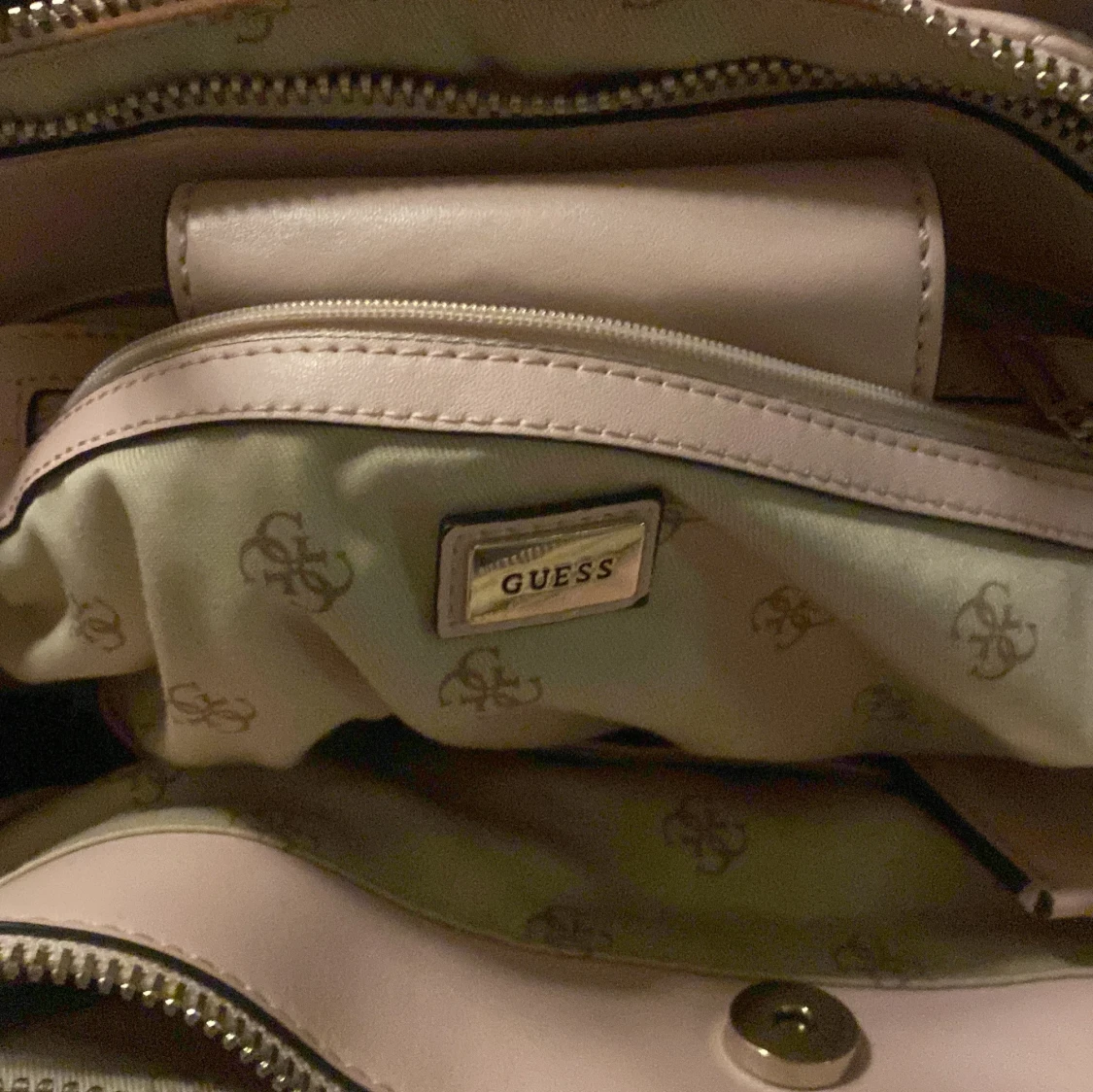 Beige quiltad handväska från Guess - 91