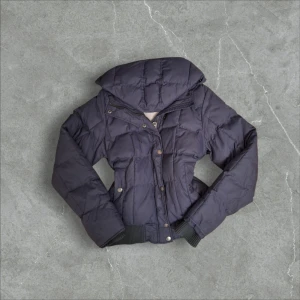 Mörkblå jacka från Dcate - Säljer en snygg mörkblå dunjacka från Dcate i storlek 38. Jackan har en quiltad design med långa ärmar och ribbade muddar. Insidan är dekorerad med ett stiligt mönster. Är lite trasigt i insidan! (Sista bilden)    Priset kan diskuteras‼️‼️ tveka inte med att frågaa 🫶🫶 